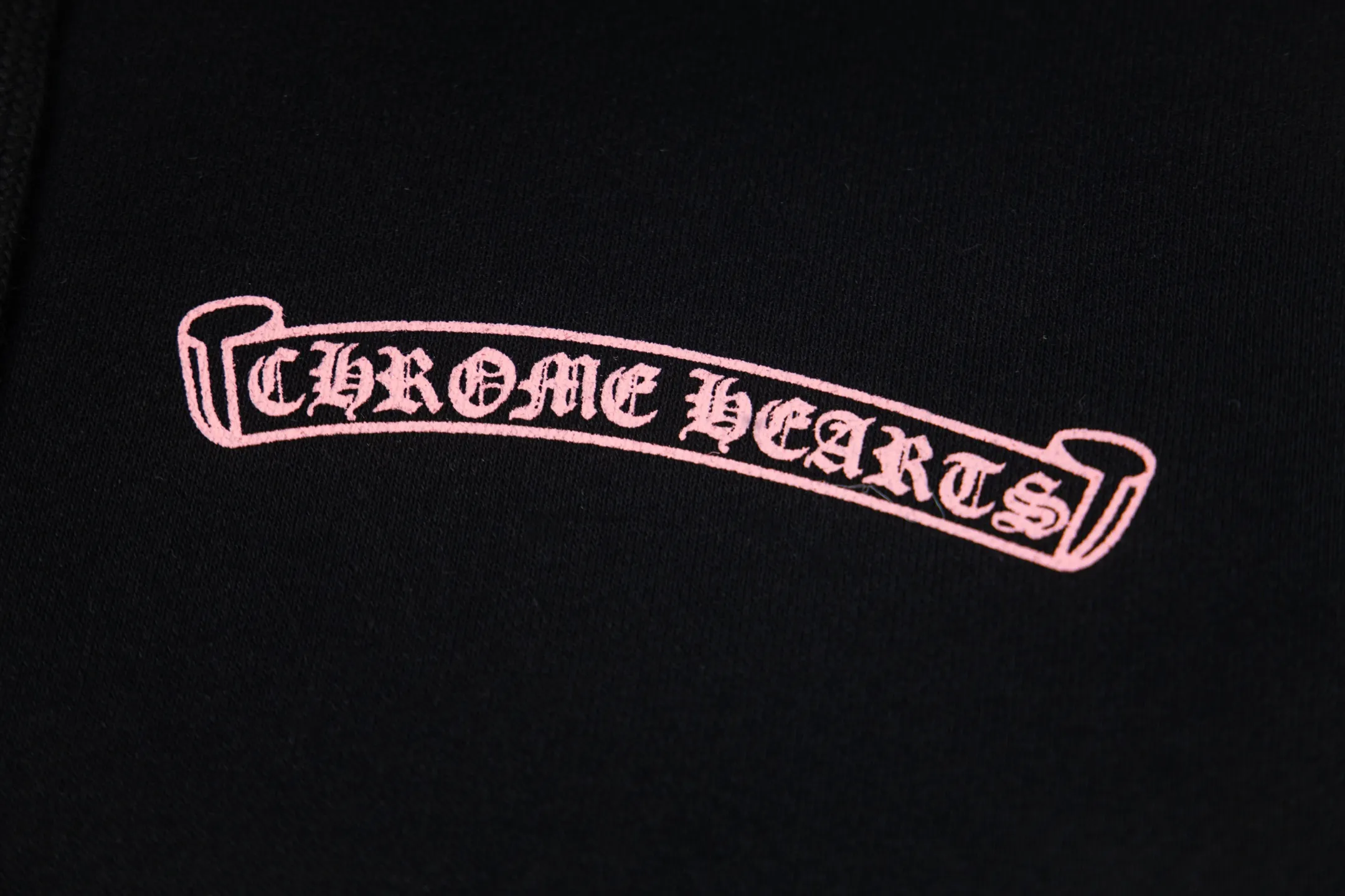 P280 Style number: Y265 Chrome Hearts Deadly Doll co-branded comic girl zipper long-sleeved hooded sweatshirt jacket. Heavy production. Scan the QR code to enter the official website in seconds. All customized originals are the same. Many details. What you see is what you get. Look for the exclusive background. Zhengerbajing 500g pure cotton large terry fabric. All fabrics have been shrunk in advance. Quality first. What you see is what you get. The pattern will not change after one wash. Distinguish some disposable clothes in the market. Three standards The packaging is complete, all original versions are restored and customized, the same style for men and women is versatile, a more classic version, the version is very unique, hangtag, hanging particles, washed, packaging bag, full set of accessories, very good appearance, super exquisite workmanship, color: black, size: S-XL